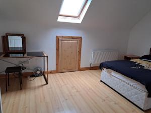 Postel nebo postele na pokoji v ubytování Spacious 6-Bed House 10 minutes from Knock Airport