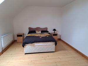Postel nebo postele na pokoji v ubytování Spacious 6-Bed House 10 minutes from Knock Airport