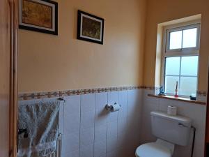 Koupelna v ubytování Spacious 6-Bed House 10 minutes from Knock Airport