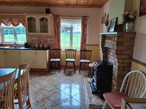 Kuchyň nebo kuchyňský kout v ubytování Spacious 6-Bed House 10 minutes from Knock Airport