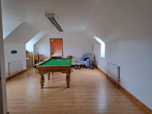 Biliár nebo kulečník v ubytování Spacious 6-Bed House 10 minutes from Knock Airport