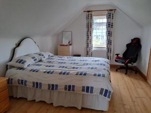 Postel nebo postele na pokoji v ubytování Spacious 6-Bed House 10 minutes from Knock Airport