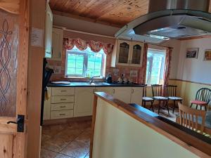 Kuchyň nebo kuchyňský kout v ubytování Spacious 6-Bed House 10 minutes from Knock Airport