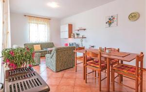 cocina y sala de estar con mesa y sillas en Lovely Apartment In Fazana With Kitchen, en Fažana