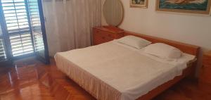 sypialnia z łóżkiem z lustrem i komodą w obiekcie Apartments Sun & Sea w Portorožu