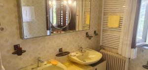 Koupelna v ubytování Apartments Sun & Sea + 4 fotografie