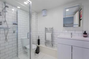 Ένα μπάνιο στο Central Windsor Modern Garden Flat, Walk 2 Sights +7 φωτογραφίες