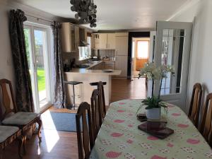 - une cuisine et une salle à manger avec une table et des chaises dans l'établissement Hector's House, à Aviemore