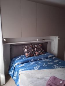un letto con due cuscini sopra di Zena a Genova