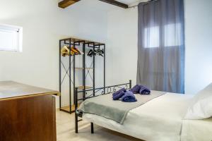 um quarto com uma cama e uma cómoda num quarto em Villetta Brezza Marina em Porto Ercole