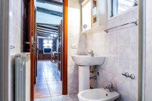 uma casa de banho com um lavatório e um WC em Villetta Brezza Marina em Porto Ercole