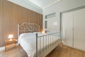 una camera con letto e parete con dettagli in legno di Un Attimo A Roma B&B a Roma