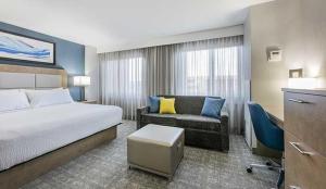 una camera d'albergo con letto e divano di The Simon Hotel Sydney a Sydney