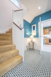 una escalera en una casa con paredes azules en Castle Lane House, en Enniskillen