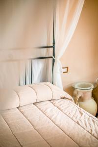 una camera con letto e finestra con tende di Agriturismo La Sena a Santa Caterina Dello Ionio Marina