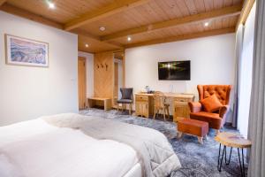 a bedroom with a bed and a desk and a chair at Pokoje Krupówki 13 - Hotel Sabała in Zakopane