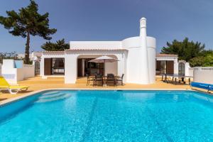 a swimming pool in front of a villa at Casa Ballyhale in Carvoeiro