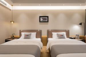 Rúm í herbergi á Livetour Hotel Financial City Keyun Road Metro Guangzhou
