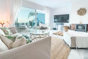sala de estar con sofá y mesa en P2B - Casa Paraiso by Roomservices en Estepona