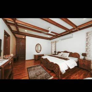 duża sypialnia z dużym łóżkiem i drewnianą podłogą w obiekcie The Kingsland7 w mieście Śrinagar