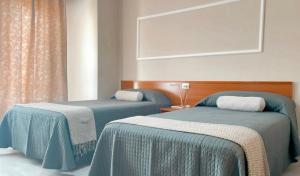two beds sitting next to each other in a room at Casa Pazos, Pedrafita do Cebreiro in Piedrafita