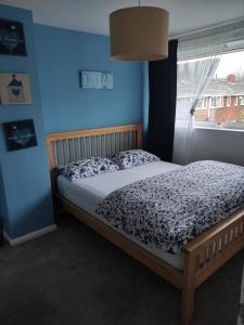 Tempat tidur dalam kamar di 3 bed house in Walsall, perfect for contractors & leisure & free parking