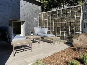 a patio with two chairs and a couch and a table at Apartment Isenbügel / Essen-Kettwig in Heiligenhaus