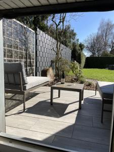 patio con divano e tavolino di Apartment Isenbügel / Essen-Kettwig a Heiligenhaus