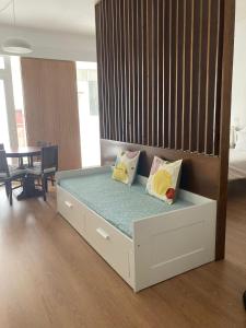 uma cama com almofadas num quarto em Júlio de Matos Guest House no Porto