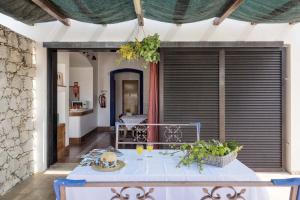 una sala da pranzo con tavolo di Villa Jacaranda ad Albufeira