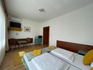 Postel nebo postele na pokoji v ubytování Hello Balcsi Apartmanház + 37 fotografií