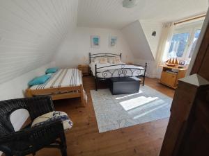 ペロス・ギレックにあるL'Abri des pêcheursのベッドとテーブル付きの屋根裏部屋