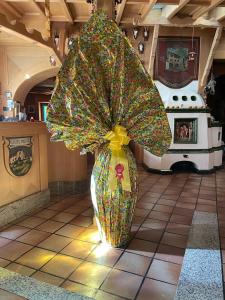 un grande vaso con ombrello in una stanza di Villaggio Hotel Aquila a Calliano
