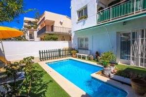 Bazén v ubytování LITORAL COSTA DORADA - CASA DEL SOL Only families nebo v jeho okolí