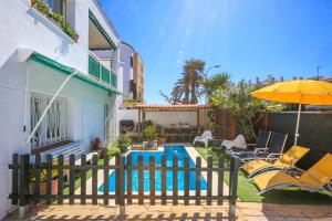 Bazén v ubytování LITORAL COSTA DORADA - CASA DEL SOL Only families nebo v jeho okolí