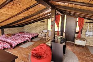 a bedroom with two beds and a table and chairs at La Rosaleda 1 - Hermosa finca en Paipa in Paipa