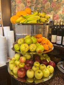 una muestra de fruta en tres niveles en Villaggio Hotel Aquila, en Calliano