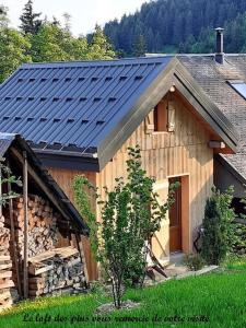 una casa con techo solar encima en Le loft des Pins, Chartreuse en Entremont-le-Vieux