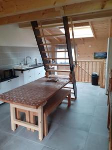 cocina con mesa de madera en una habitación en Le loft des Pins, Chartreuse en Entremont-le-Vieux