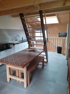 Kuchyňa alebo kuchynka v ubytovaní Le loft des Pins, Chartreuse