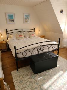 ペロス・ギレックにあるL'Abri des pêcheursのベッドルーム1室(大型ベッド1台、ラグ付)