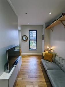 Televisyen dan/atau pusat hiburan di Perfect for Legoland, Windsor Castle and Ascot with free parking +4 gambar