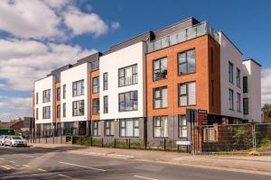 un immeuble situé à l'angle d'une rue dans l'établissement Super High End 1 bed with Balcony - Central West Bridgford, à Nottingham