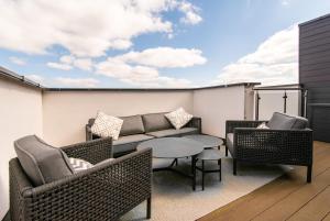 d'une terrasse avec un canapé, des chaises et une table. dans l'établissement Super High End 1 bed with Balcony - Central West Bridgford, à Nottingham