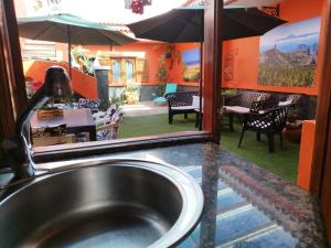 - un évier de cuisine avec vue sur le patio dans l'établissement Villa Cantora, à Telde
