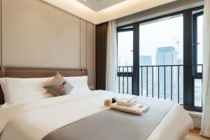Rúm í herbergi á Livetour Hotel Financial City Keyun Road Metro Guangzhou
