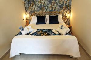 sypialnia z dużym białym łóżkiem z zagłówkiem kwiatowym w obiekcie Sophia Apartments w mieście Avola