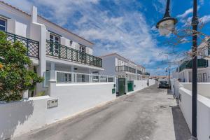 una strada con edifici bianchi e un lampione di Ferienhaus mit Meerblick Playa Abades ad Abades