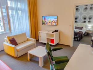 TV a/nebo společenská místnost v ubytování LH Vintage Design Hotel Sax