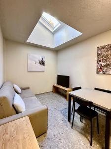 un soggiorno con divano e tavolo di Apartments Du Parc a Sauze d'Oulx